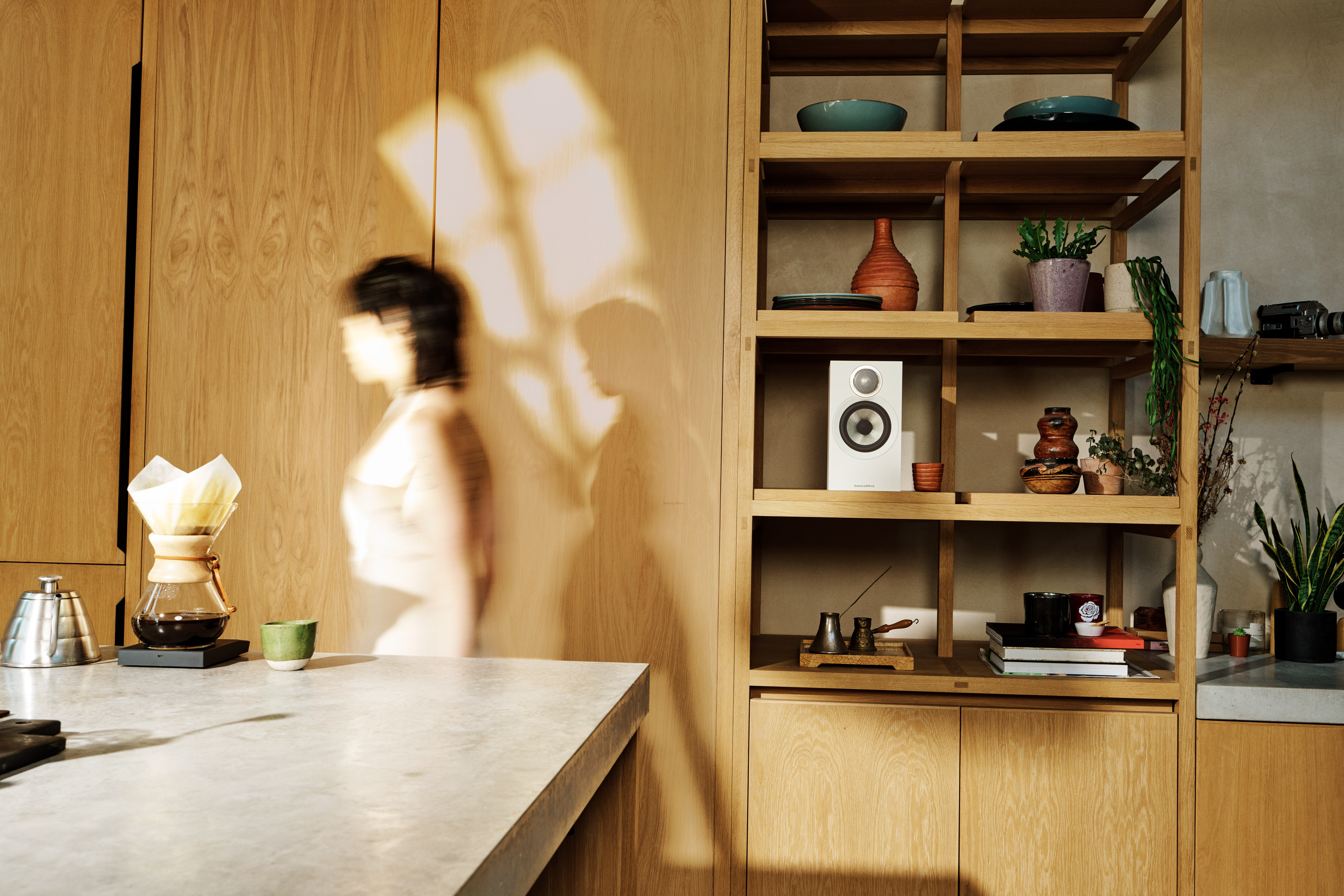 Bowers & Wilkins 607 S3 Weiß Lautsprecher ohne Abdeckung in einem Regal in einer Küche